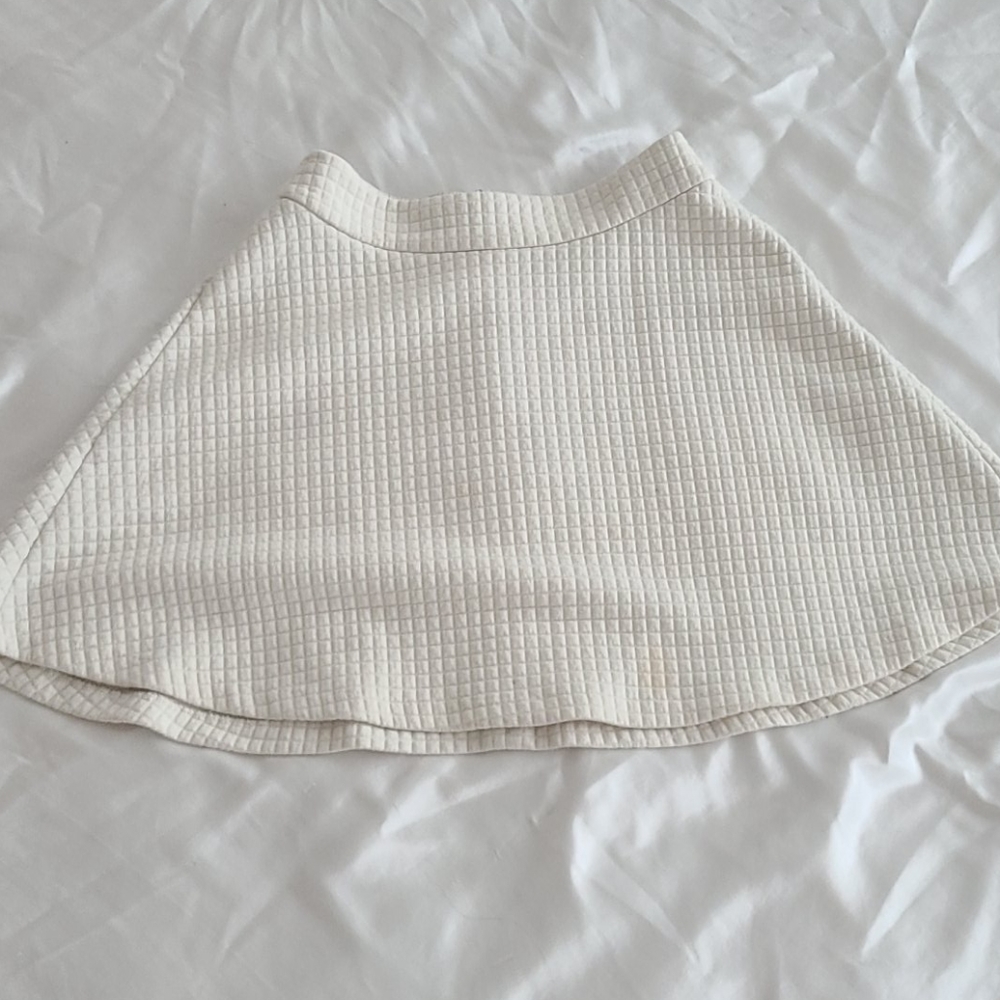 Pleated off white flair skirt